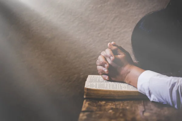 Kilise kavramında kutsal bir İncil 'e dua etmek için eller kavuşturuldu.
