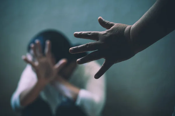 Man geslagen zijn vrouw ter illustratie van huiselijk geweld — Stockfoto