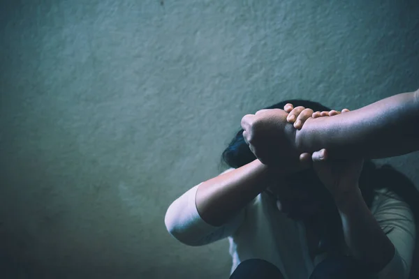 Man beating up his wife illustrating domestic violence — Stock Photo, Image