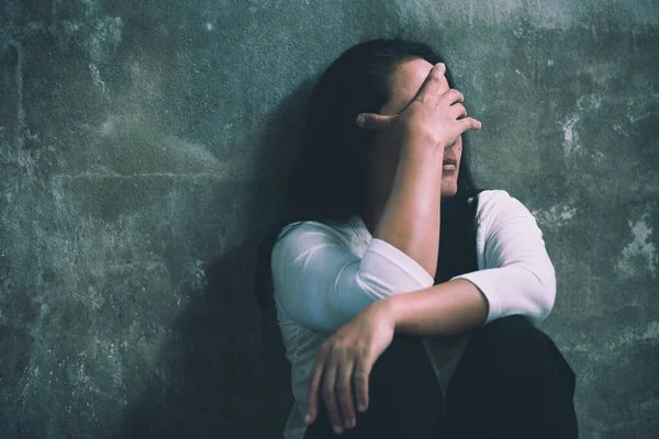 Vrouwen zitten verdrietig omdat ze in de verleiding komen om te verkrachten — Stockfoto