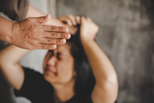 Jong meisje vastgebonden op de vloer. — Stockfoto