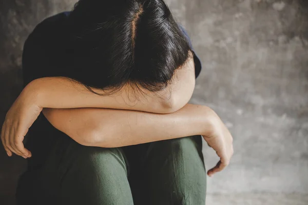 Solitario triste joven chica es sitiing en la esquina llorando —  Fotos de Stock