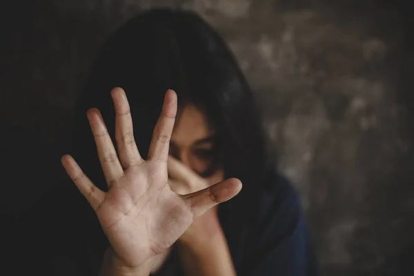 Chica con su mano extendida señalización para detener . — Foto de Stock