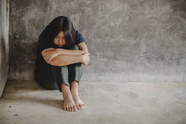 Jovem solitária triste está sitiing no canto — Fotografia de Stock