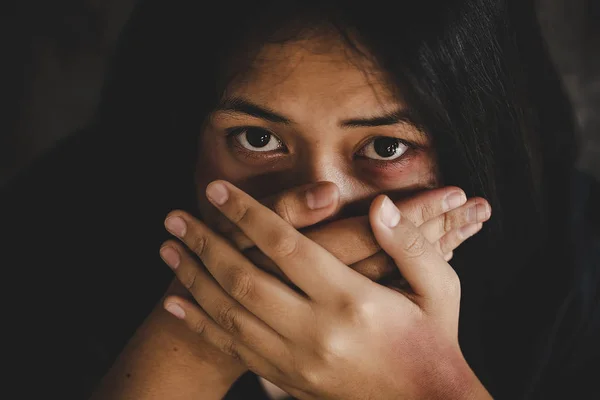 Retrato de estressado infeliz assustado choro menina vítima no medo — Fotografia de Stock