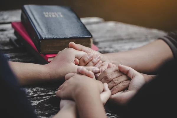 Bir grup farklı kadın birlikte dua ediyor.