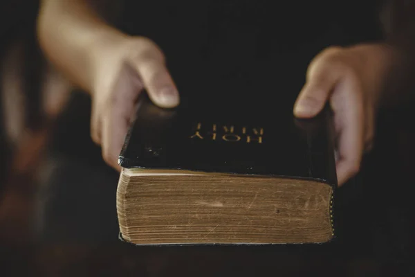 Handen vrouw geven heilige bijbel aan iemand — Stockfoto