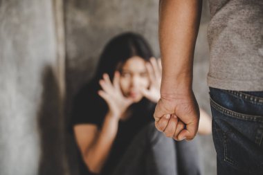 Kadın korkutma ve erkeğin dövülmesi, dövülmesi ve tecavüze uğraması; şiddet kavramı