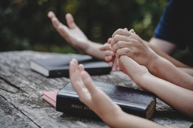 Farklı kadınlardan oluşan bir grup birlikte dua ediyor, Hıristiyanlar ve İncil okuyor.. 