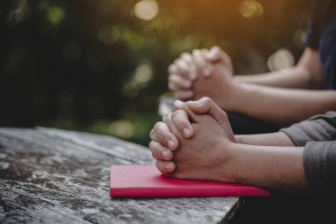 Farklı kadınlardan oluşan bir grup birlikte dua ediyor, Hıristiyanlar ve İncil okuyor.. 