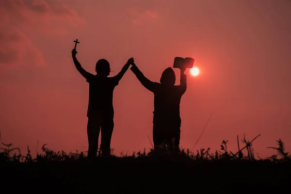 Silhouette Deux Adolescentes Priant Dieu Avec Bible Femme Priez Pour — Photo