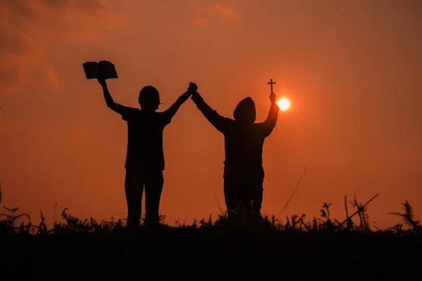 Silhouet Van Twee Tienermeisjes Die Bidden Tot God Met Bijbel — Stockfoto