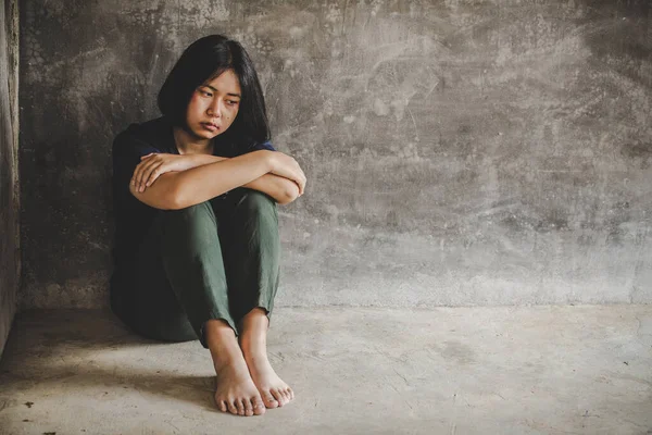 Jovem Solitária Triste Está Sitiando Canto Segurando Joelhos Mulher Deprimida — Fotografia de Stock