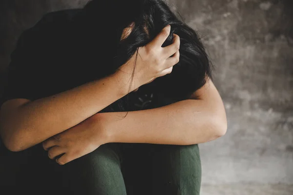 Jovem Solitária Triste Está Sentada Canto Chorando Segurando Cabeça Mulher — Fotografia de Stock