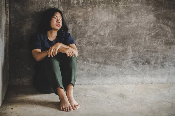 Jovem Solitária Triste Está Sitiando Canto Segurando Joelhos Mulher Deprimida — Fotografia de Stock