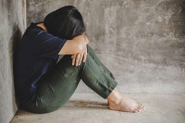 Eenzaam Verdrietig Jong Meisje Sitiing Hoek Huilen Houden Haar Knieën — Stockfoto