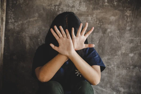 Menina Com Mão Estendida Sinalizando Para Parar Violência Infantil Conceito — Fotografia de Stock