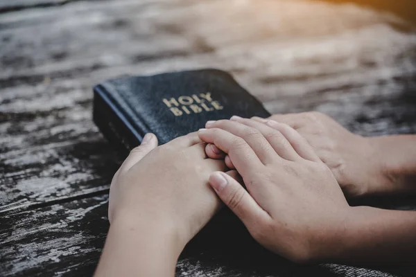 Grupo Diferentes Mulheres Orando Juntas Cristãos Conceito Estudo Bíblico — Fotografia de Stock