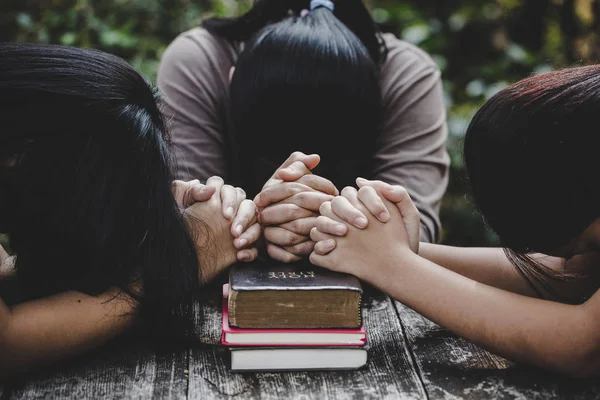 Grupo Diferentes Mujeres Orando Juntas Cristianos Concepto Estudio Biblia —  Fotos de Stock