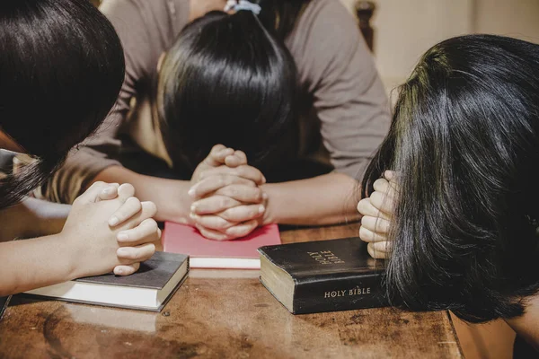 Különböző Nők Csoportja Együtt Imádkozik Keresztények Bibliaismeret Fogalma — Stock Fotó