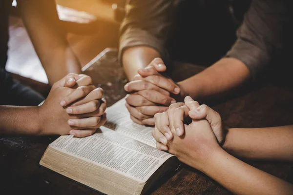 Grupo Diferentes Mulheres Orando Juntas Cristãos Conceito Estudo Bíblico — Fotografia de Stock