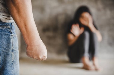 Kadın korkutma ve erkeğin dövülmesi, dövülmesi ve tecavüze uğraması; şiddet kavramı