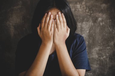 Depresif genç ağlayan kadın - aile içi şiddet ve istismar kurbanı. Aile içi şiddet