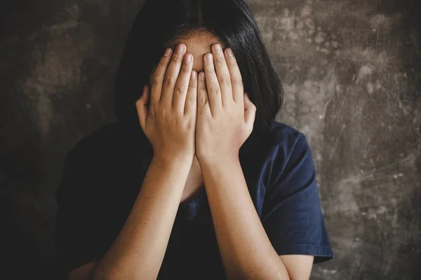 Depressieve Jonge Huilende Vrouw Slachtoffer Van Huiselijk Geweld Misbruik Huiselijk — Stockfoto