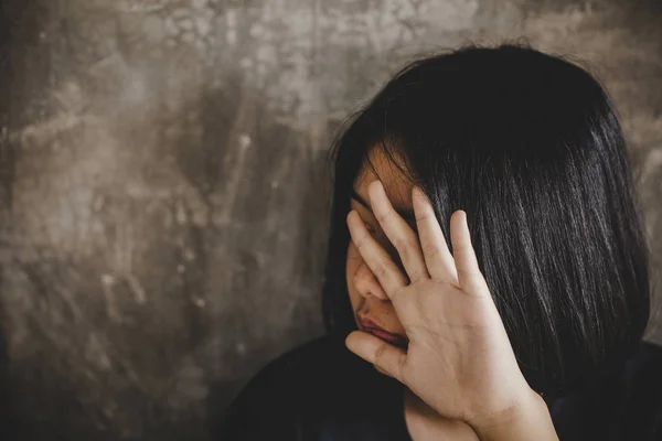 Jovem Solitária Triste Está Sitiando Canto Segurando Joelhos Mulher Deprimida — Fotografia de Stock