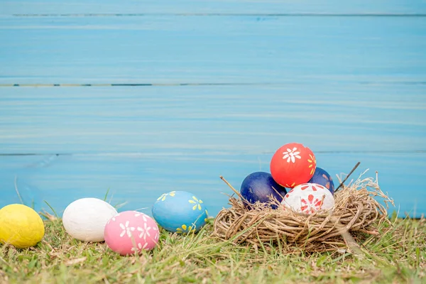 Huevos Pascua Hierba Contra Fondo Azul Borroso Concepto Vacaciones Primavera — Foto de Stock