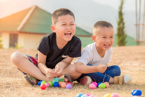Dos Niños Pequeños Están Contentos Con Huevo Pascua Plástico Concepto — Foto de Stock