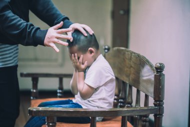 Anne, bebeğinin yüzüne tokat atıyor, aile çatışmaları çocukların şiddeti ve istismar konsepti üzerinde olumsuz etki yaratıyor.. 