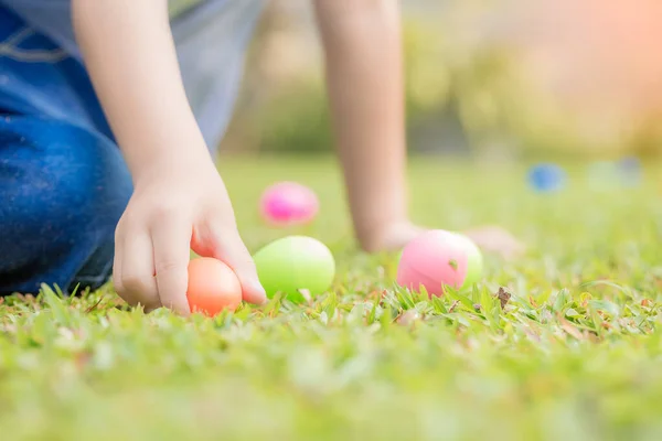 Niño Cazando Huevos Jardín Primavera Día Pascua Festival Tradicional Pascua — Foto de Stock