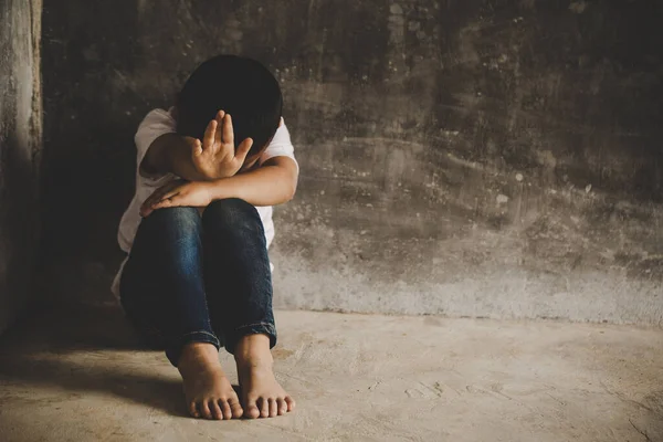 Çocuk, şiddete ve acıya karşı kampanya yürütmek için işe yaramayacağını işaret ediyor. Çocuk şiddetini suistimal etmeyi bırak. İnsan Hakları Günü konsepti.