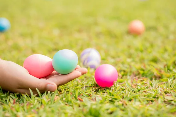 Cerca Chica Mano Sosteniendo Persona Huevos Pascua Sobre Fondo Hierba — Foto de Stock