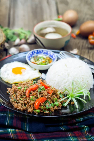 Thai Food Rijst Met Geroerd Gehakt Varkensvlees Basilicum Zwarte Plaat — Stockfoto