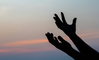 İnsan elleri avuçlarını açıp ibadete başlar. Tanrı, Katolik Paskalya Paskalya Paskalya Perhizi dualarına yardım etsin. Hıristiyan Dini kavramı geçmişi. Tanrı için savaşmak ve zafer.