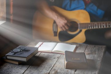 Hıristiyan ailesi evde Tanrı 'ya tapıyor, kutsal kitap ahşap masa üzerinde inanç, maneviyat, ibadet ve din kavramı..