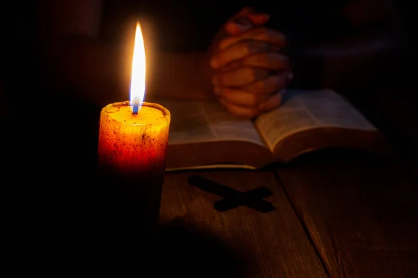 Orando Mãos Mulher Livro Sagrado Velho Bíblia Uma Igreja Escura — Fotografia de Stock