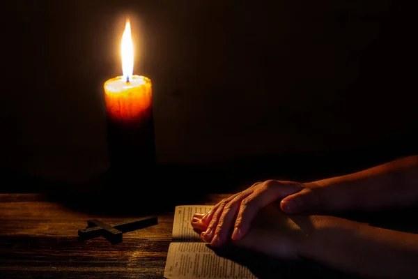 Молящаяся Женщина Берет Руки Древнюю Священную Книгу Библии Темной Церкви — стоковое фото