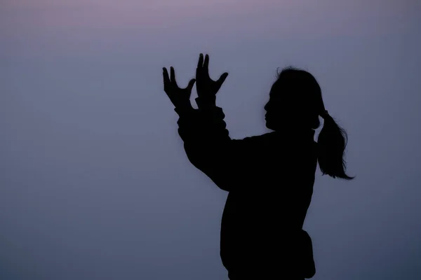 Silueta Mujer Pie Con Los Brazos Levantados Montaña Rezando Sobre —  Fotos de Stock