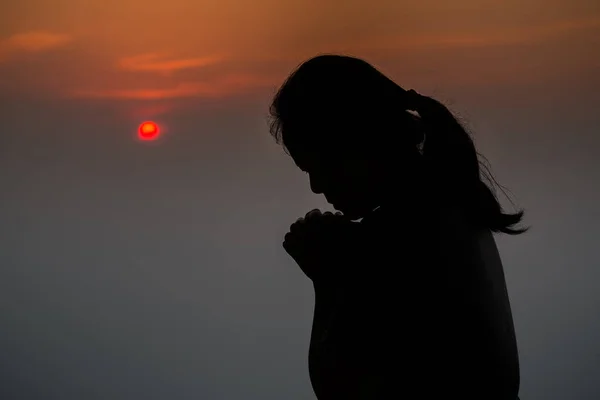 Силуэт Женщины Молящейся Утром Прекрасном Фоне Восхода Солнца — стоковое фото