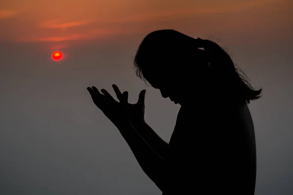 아름다운 광경을 배경으로 에기도 실루엣 — 스톡 사진