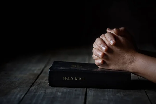 Mãos Oração Mulher Página Enterrada Bíblia Velha Sobre Fundo Mesa — Fotografia de Stock