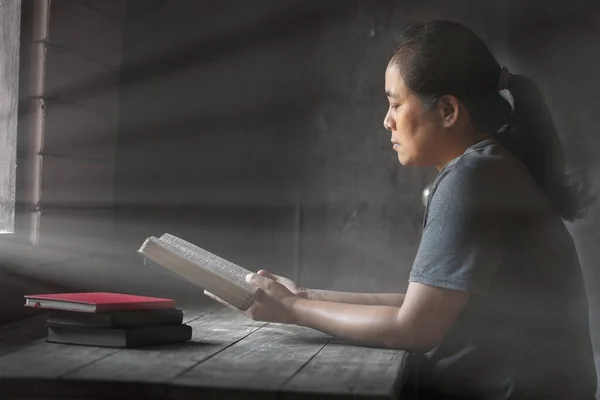 Senior Mulher Segurando Uma Bíblia Suas Mãos Lendo Oração Mulher — Fotografia de Stock
