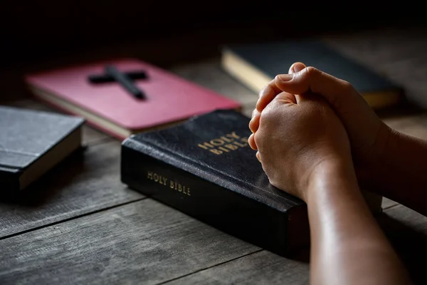 Orando Las Manos Mujer Página Enterrada Biblia Vieja Sobre Fondo — Foto de Stock