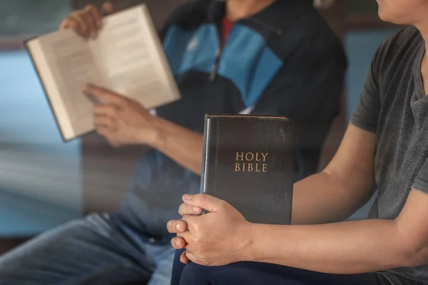 基督徒是共济会的成员 他们一起祈祷 祈求上帝的祝福 神圣的圣经 他们正在阅读圣经和分享福音与复制空间 — 图库照片
