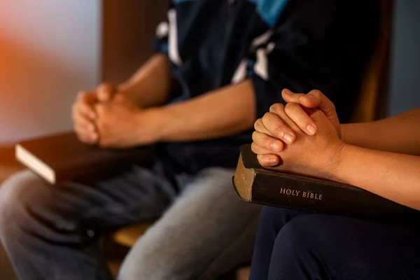 Cristãos São Congregantes Que Unem Para Orar Buscar Bênçãos Deus — Fotografia de Stock
