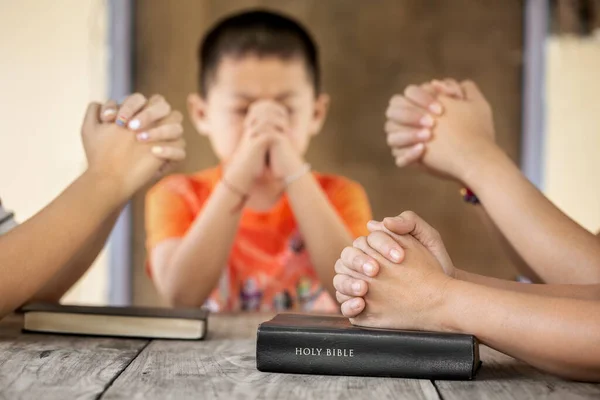 Keresztény Család Istentisztelet Isten Otthon Szent Biblia Asztal Koncepció Hit — Stock Fotó