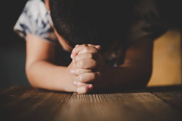 Modlící Ruce Malého Chlapce Dřevěném Stole Pozadí — Stock fotografie